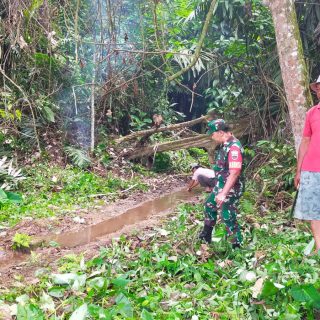 Peduli Akan Lingkungan Sehat Babinsa Bersama  Warga Gotong Royong Bersihkan Gorong Gorong