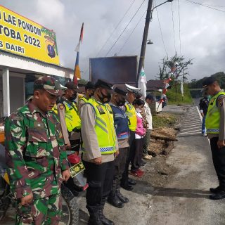 Babinsa Bersama Personel Gabungan Gelar Pengamanan Arus Balik di Simpang Silalahi.