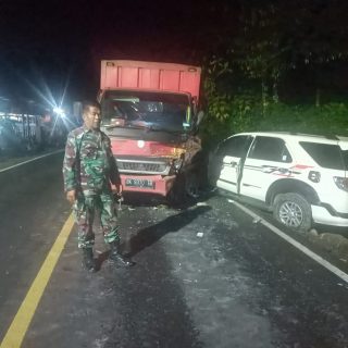 Macet Akibat Laka Lantas,Babinsa Koramil 01 Sumbul,Bantu Pengaturan Lalu Lintas