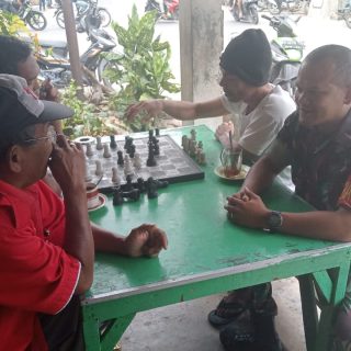 Pererat Silaturahmi Babinsa Koramil 01 Sumbul Komsos Dengan Warga Desa Binaan