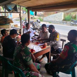 Personil Babinsa Koramil 05 Tanah Pinem Silaturahmi Bersama Tiga Pilar Desa