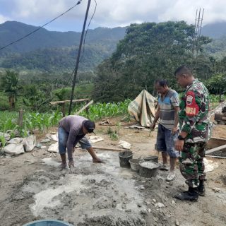 Wujud Kemanunggalan Dengan Rakyat,Babinsa Koramil 05 Tanah Pinem Bantu Bangun Rumah Warga Binaan