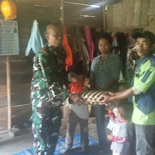 Peduli Anak Stunting,Danramil 01 Sumbul Serahkan Bantuan