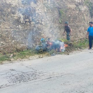 Babinsa Koramil 05 Tanah Pinem Bersama Masyarakat Desa Kuta Buluh Gotong Royong Membersihkan Parit