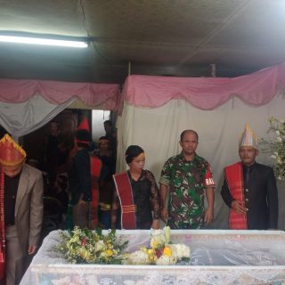 Babinsa Koramil 01 Sumbul Melayat Kerumah Duka Warga Binaannya
