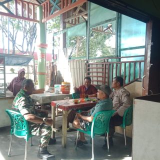 Jalin Kebersamaan Babinsa Koramil 01 Sumbul Komsos Dengan Warga