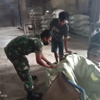 Cek Stok Gabah dan Beras, Babinsa Koramil 01 Sumbul Sambangi Kilang Padi