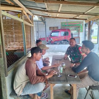Melalui Komsos Babinsa Ajak Warga Jaga Keamanan Lingkungan