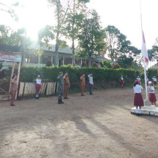 Tanamkan Cinta Tanah Air Sejak Dini Babinsa Koramil 01 Sumbul Jadi Irup Di Sekolah SD