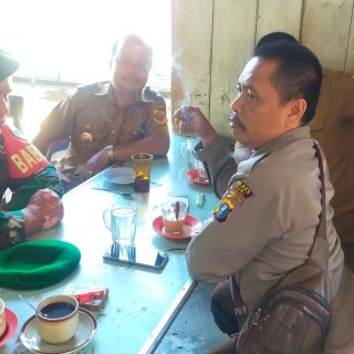 Manfaatkan warung kopi, Babinsa Kuta Buluh Bersama Personil Polsek Komsos Dengan Kepala Desa
