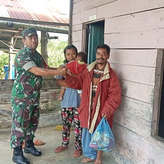 Peduli Terhadap Anak Stunting Babinsa Koramil 01 Sumbul Berikan Bantuan Tambahan Gizi