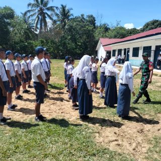 Babinsa Koramil 05 Tanah Pinem Latih PBB Kepada Siswa SMP N 1 Tanah Pinem