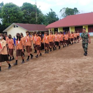 Tanamkan Disiplin, Babinsa Koramil 01 Sumbul Latih PBB Siswa SMP N 1 Tiga Baru