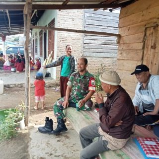 Jalin Kebersamaan Babinsa Koramil 01 Sumbul Anjangsana Ke Rumah Warga