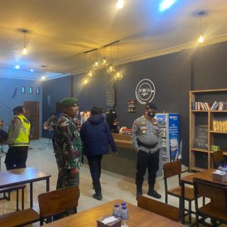 Personil Koramil 07 Salak Bersama Personil Polsek Salak Lakukan Patroli Gabungan