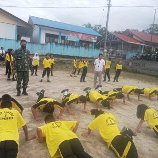 Babinsa Koramil 01 Sumbul Berikan Latihan Ketahanan Fisik