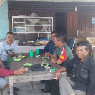 Sambil Minum Kopi,Babinsa Koramil 07 Salak Giat Komsos Dengan Warga Binaan