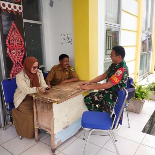 Babinsa  Koramil 07 Salak  Komsos Bersama Aparat Desa Salak