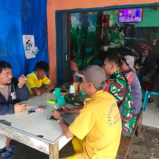 Sembari Minum Kopi Babinsa Koramil 07 Salak,Komsos Bersama Warga Binaan