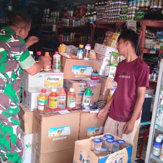 Cek Ketersediaan Pupuk Dan Obat-Obatan ,Babinsa Koramil 07 Salak Sambangi Kios Pertanian