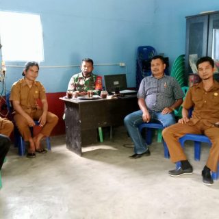 Jalin Keakraban,Babinsa Koramil 05 Tanah Pinem Komsos Dengan Perangkat Desa