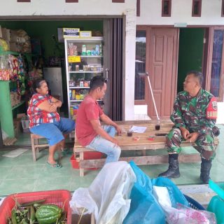 Babinsa Koramil 07 Salak Giat Komsos Dengan Pemilik Warung Di Desa Binaan