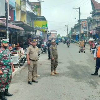 Babinsa Koramil 01 Sumbul Bersama Sat Pol PP Dan Tim Terpadu Laksanakan Penertiban Pasar