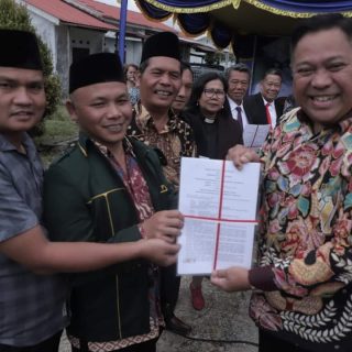 Bupati Dairi Serahkan 3 Sertifikat Tanah Rumah Ibadah Di Perumnas Lae Mbulan Kabupaten Dairi