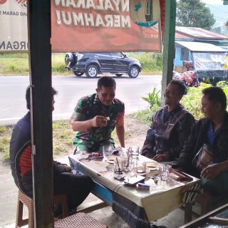 Babinsa Koramil 07 Salak Komsos Bersama Tokoh Pemuda