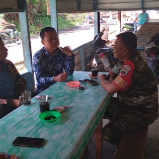 Babinsa Koramili 07 Salak Komsos Dengan Warga Desa Binaan