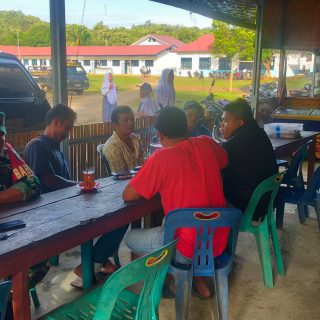Mamfaatkan Kebersamaan , Babinsa Kuta Buluh Komsos Dengan Warga Binaan