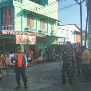 Babinsa bersama Sat Pol PP dan Tim terpaduTertibkan Pedagang Pasar.