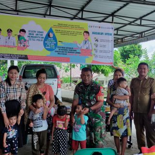 Babinsa Koramil 05 Tanah Pinem Laksanakan Pendampingan Vaksin Imunisasi Anak