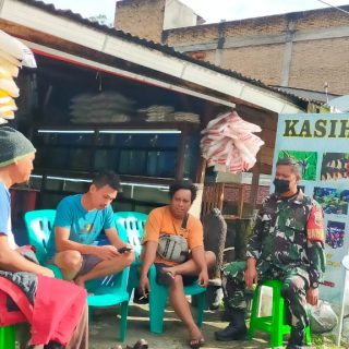 Jalin kebersamaan Babinsa Koramil 01 Sumbul Komsos Dengan Warga