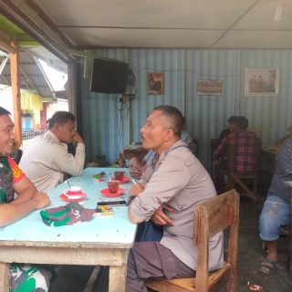 Jaga Kekompakan,Babinsa Bersama Bhabinkamtibmas Giat Komsos