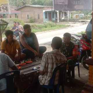 Tumbuhkan Kekompakan Dengan Warga,Babinsa Giat Komsos Di Desa Binaan
