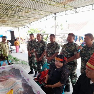 Mewakili Danramil,Personil Koramil 06 Kerajaan Melayat Kerumah Duka Ibu Dari Anggota Koramil