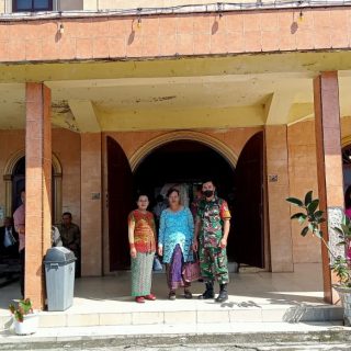 Berikan Rasa Aman Babinsa Koramil 01 Sumbul Laksanakan PAM Gereja