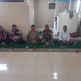 Babinsa Koramil 01 Sumbul Komsos Dengan Pengurus Mesjid