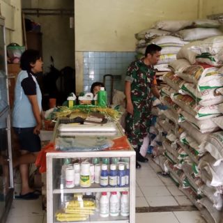Cek Ketersedian Pupuk Bersubsidi,Babinsa Koramil 01 Sumbul Sambangi Kios Pupuk