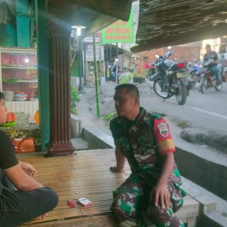 Babinsa Koramil 05 Tanah Pinem Komsos Bersama Mitra Karib dan Warga