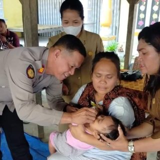 Kapolsek Tigalingga Bersama Forkopimca Ikut Giat Imunisasi PIN Polio Anak