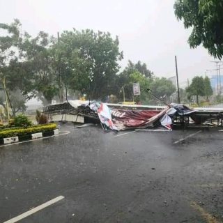 Akibat Hujan Deras,Seorang Pengendara Tertimpa Papan Reklame Di Depan Kantor Wali Kota Binjai