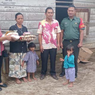 Peduli Terhadap Anak Stunting Babinsa Koramil 01 Sumbul Berikan Bantuan Tambahan Gizi