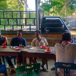 Mamfaatkan Warung Kopi,Babinsa Giat Komsos Dengan Warga Binaan