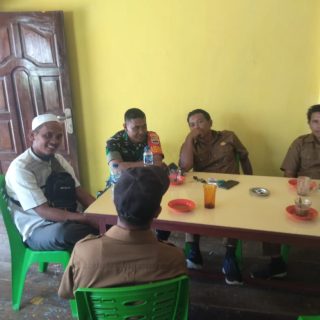 Anjangsana Kerumah Warga,Babinsa Koramil 05 Tanah Pinem Komsos Dengan Aparatur Desa