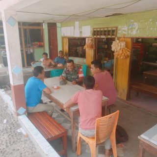 Sambil Ngopi Babinsa Tanah Pinem Komsos Dengan Mitra Karib