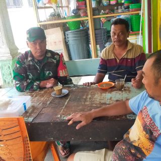 Sambil Ngopi,Babinsa Koramil 05 Tanah Pinem Komsos Dengan Warga Binaan
