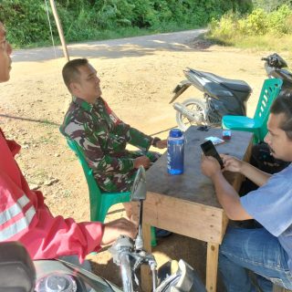 Babinsa Koramil 05 Tanah Pinem Komsos Bersama Masyarakat Desa Binaan
