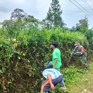 Babinsa Koramil 05 Tanah Pinem Gotong Royong Bersama Masyarakat Pasir Tengah